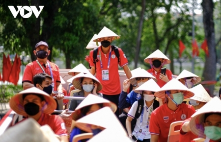 Тайская команда сепактакрау с вьетнамскими коническими шляпами передвигаются по Ханою