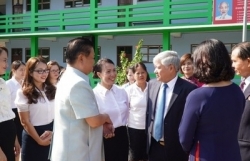 Председатель ЦК Отечественного фронта Вьетнама До Ван Чиен посетил лаосско-вьетнамскую двуязычную школу им.Нгуензу