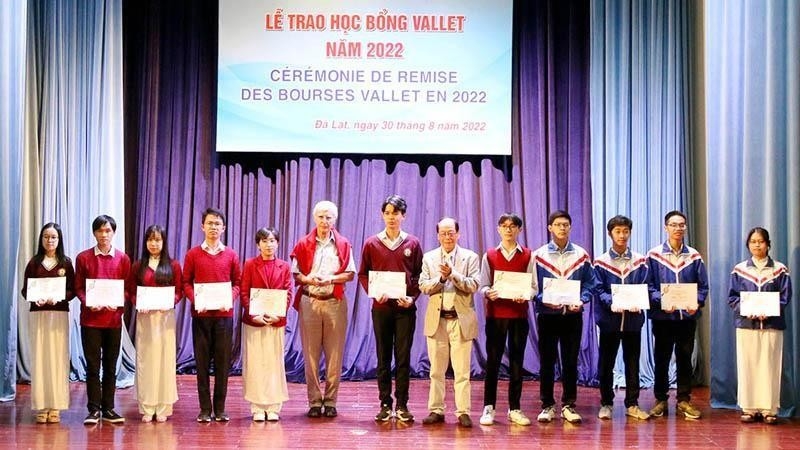 Состоялась церемония вручения стипендий Vallet вьетнамским школьникам и студентам