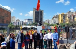 Посольство Вьетнама в Венесуэле провело торжественную церемонию возложения цветов к памятнику Хо Ши Мину