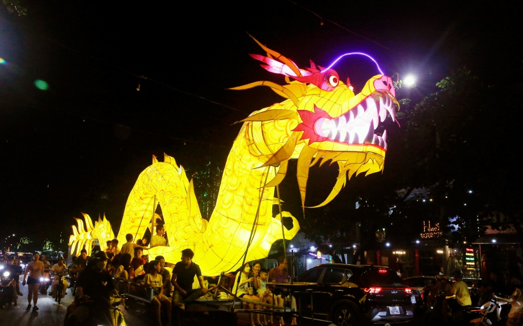 Фестиваль Тханьтуен 2022 г.: крупнейший фестиваль фонарей во Вьетнаме