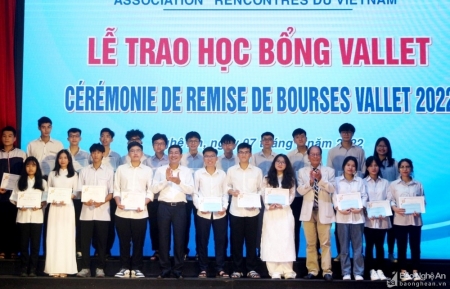 126 школьников и студентов в Нгеане получили стипендии Vallet