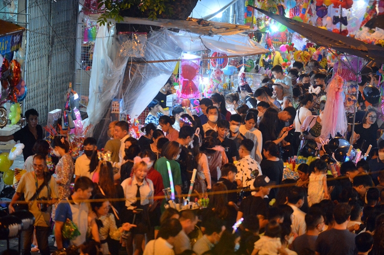 Г. Ханой: улица Хангма переполнена на Праздник середины осени