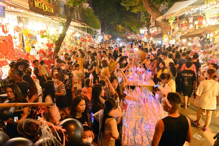 Г. Ханой: улица Хангма переполнена на Праздник середины осени