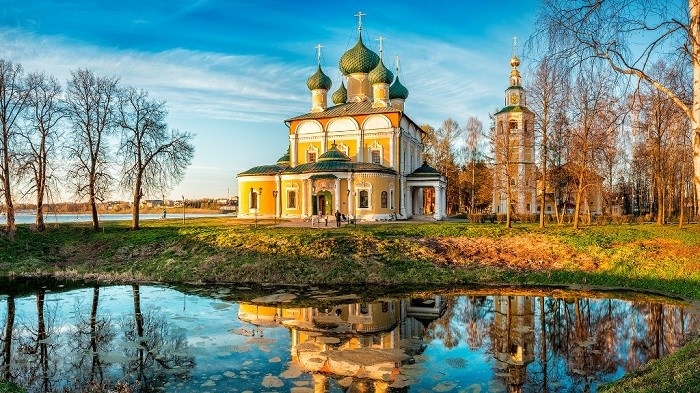 Красивое русское село рядом с рекой Волгой