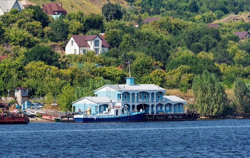 Красивое русское село рядом с рекой Волгой