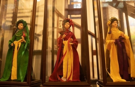Представление вьетнамских национальных костюмов миру через кукол