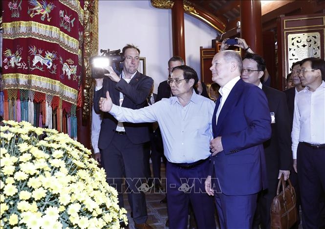 Премьер-министр Вьетнама и Канцлер Германии посетили cтарый квартал г.Ханоя