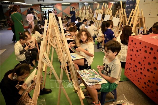 Сотни детей со всего мира приняли участие в конкурсе рисунков «Я люблю Ханой – город мира»