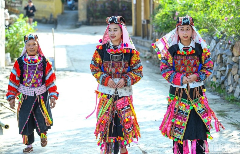 Яркая и многоцветная красота костюмов представителей народности Лоло