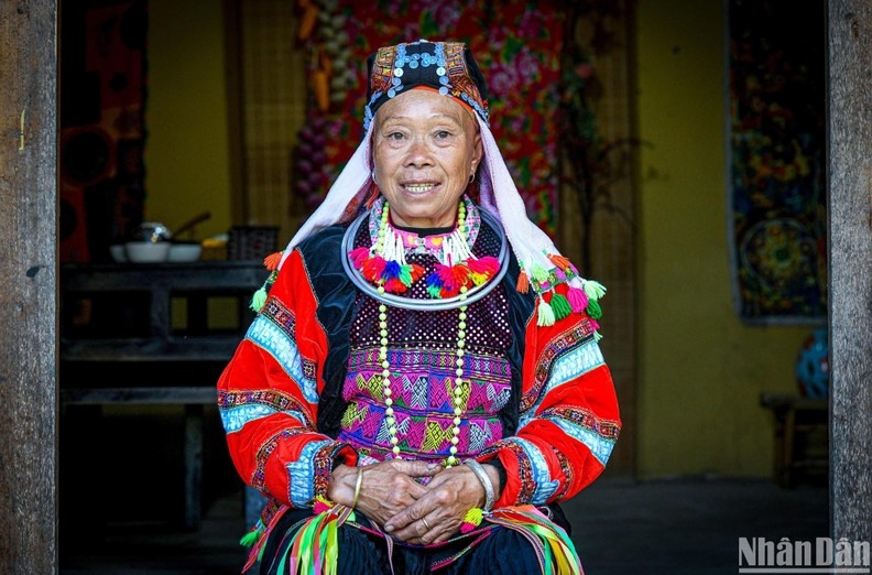 Яркая и многоцветная красота костюмов представителей народности Лоло